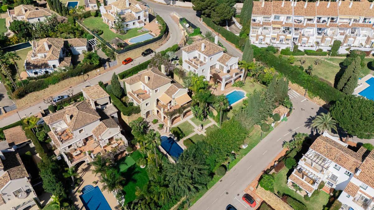 5 Bed Townhouse for sale in El Paraiso Costa Del Sol, Málaga, Spain