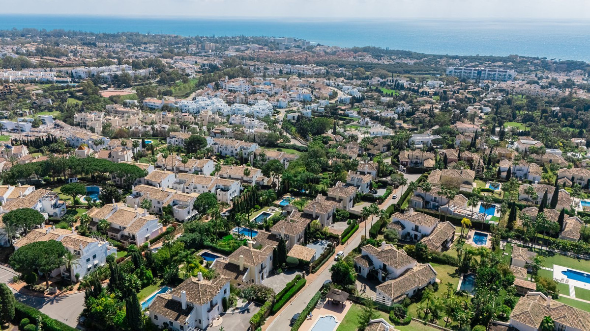 5 Bed Townhouse for sale in El Paraiso Costa Del Sol, Málaga, Spain