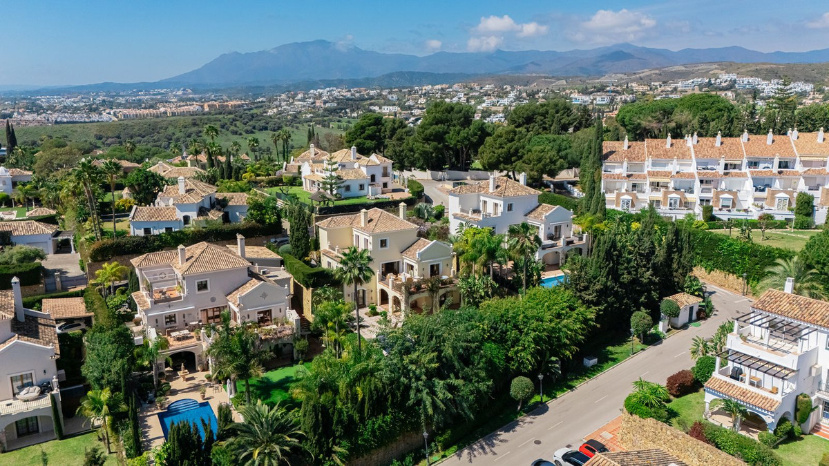 5 Bed Townhouse for sale in El Paraiso Costa Del Sol, Málaga, Spain
