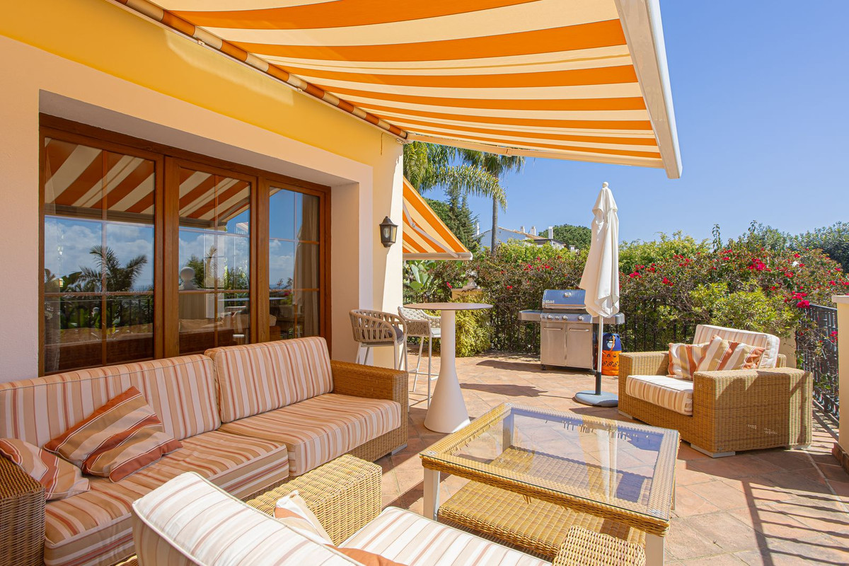 5 Bed Townhouse for sale in El Paraiso Costa Del Sol, Málaga, Spain