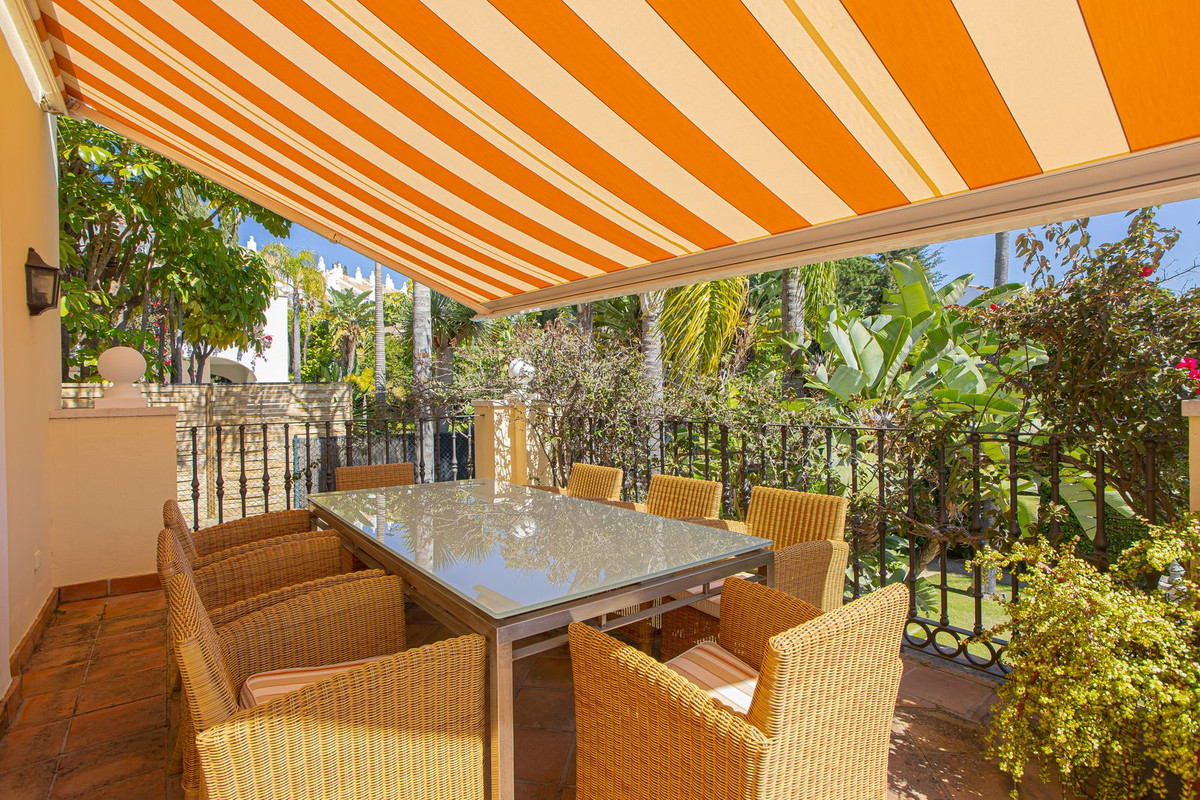 5 Bed Townhouse for sale in El Paraiso Costa Del Sol, Málaga, Spain