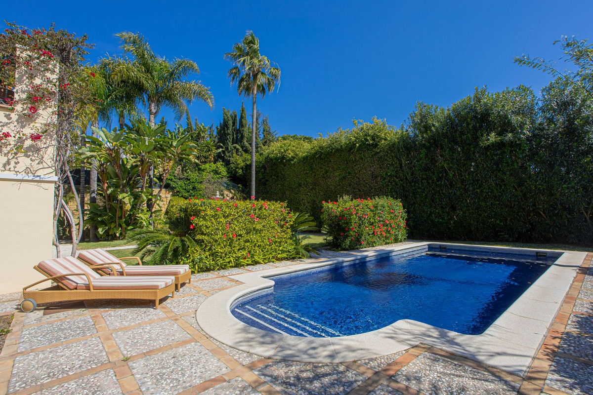 5 Bed Townhouse for sale in El Paraiso Costa Del Sol, Málaga, Spain