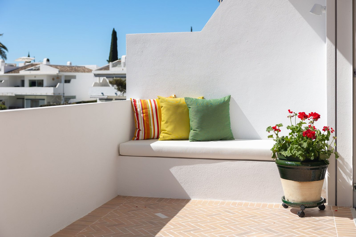 2 Bed Apartment for sale in Nueva Andalucía Costa Del Sol, Málaga, Spain