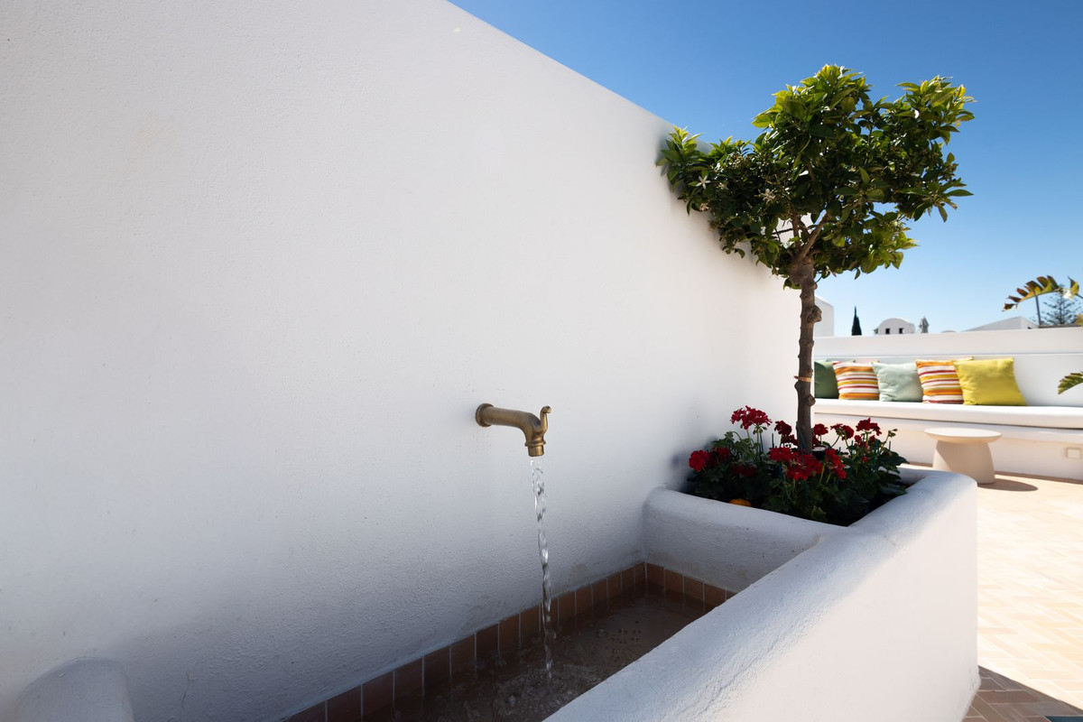 2 Bed Apartment for sale in Nueva Andalucía Costa Del Sol, Málaga, Spain