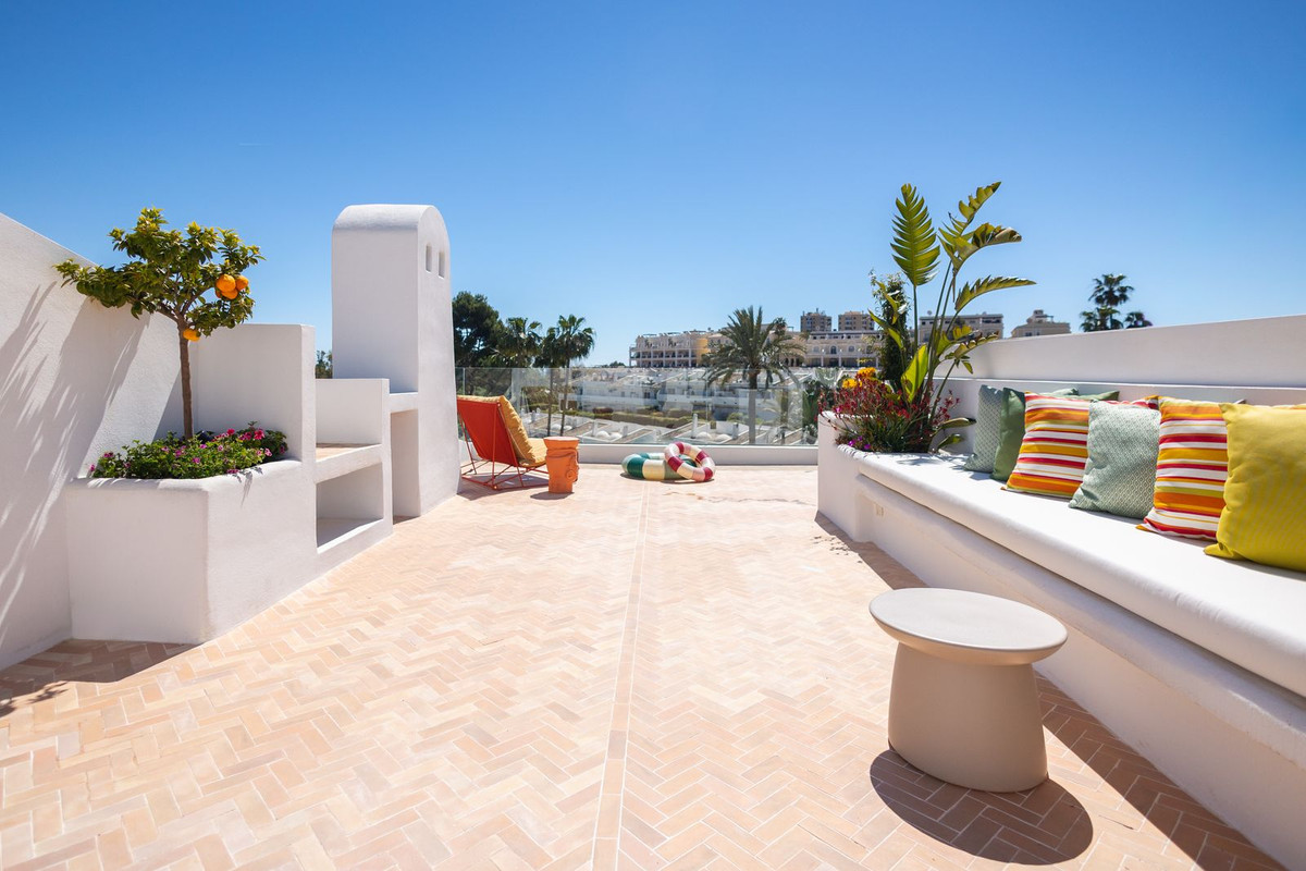 2 Bed Apartment for sale in Nueva Andalucía Costa Del Sol, Málaga, Spain