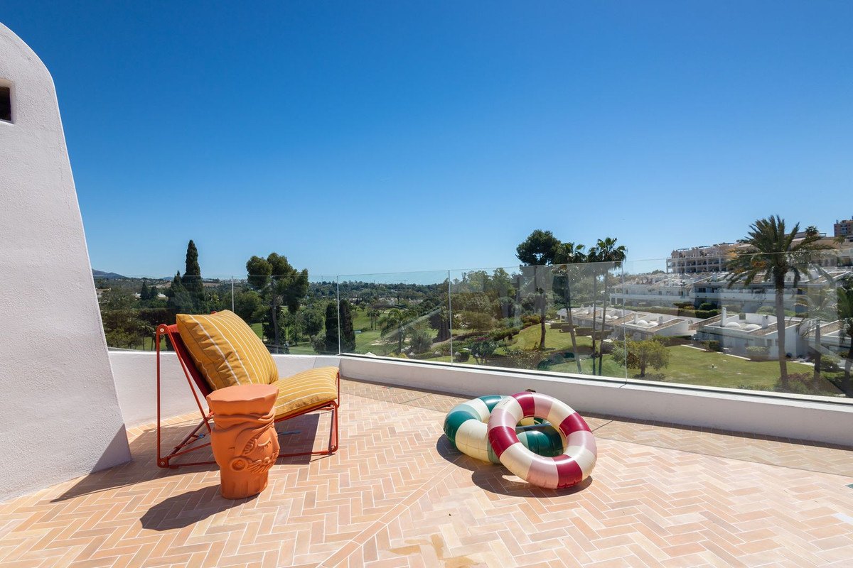 2 Bed Apartment for sale in Nueva Andalucía Costa Del Sol, Málaga, Spain