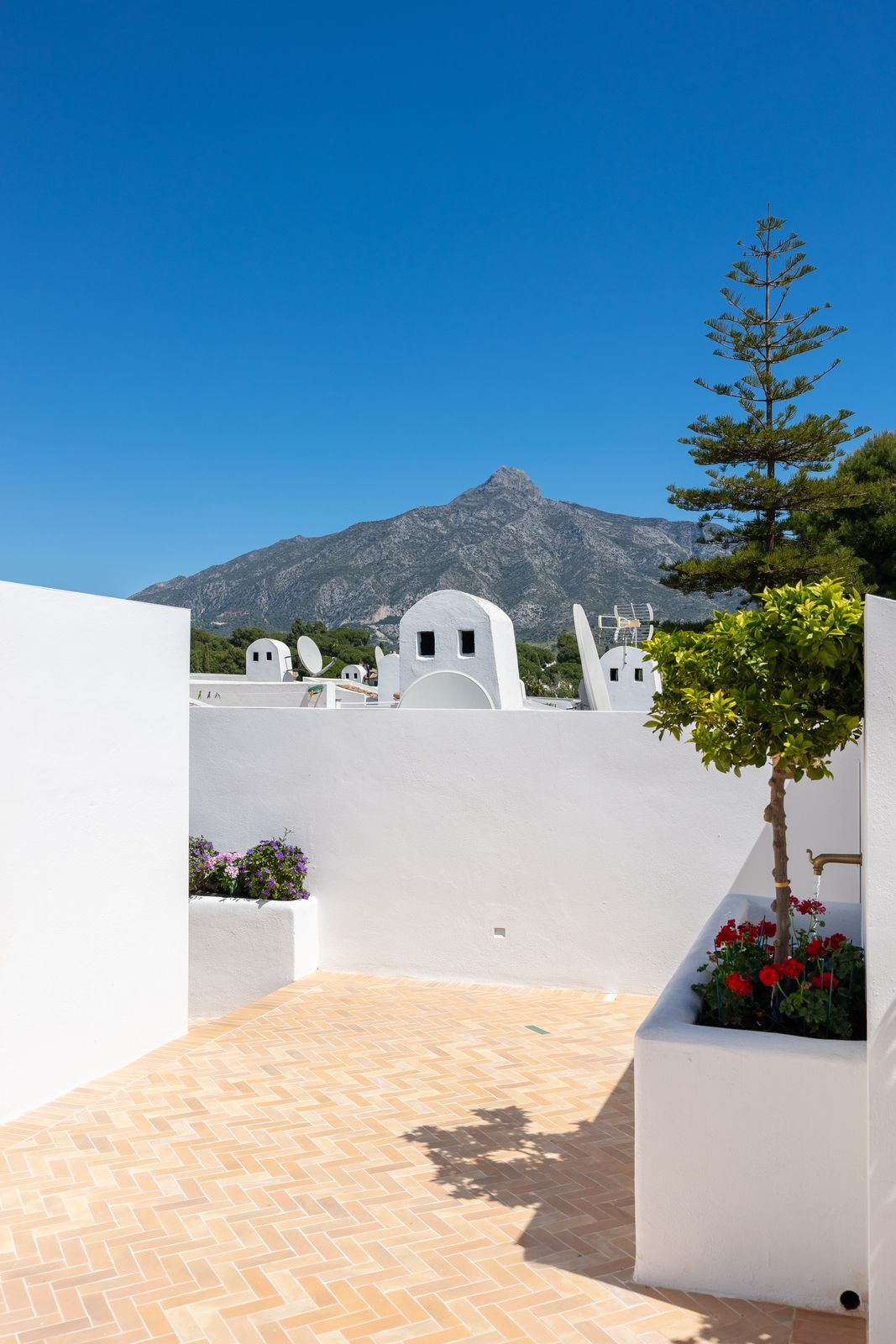 2 Bed Apartment for sale in Nueva Andalucía Costa Del Sol, Málaga, Spain
