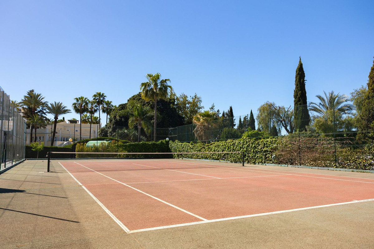 2 Bed Apartment for sale in Nueva Andalucía Costa Del Sol, Málaga, Spain