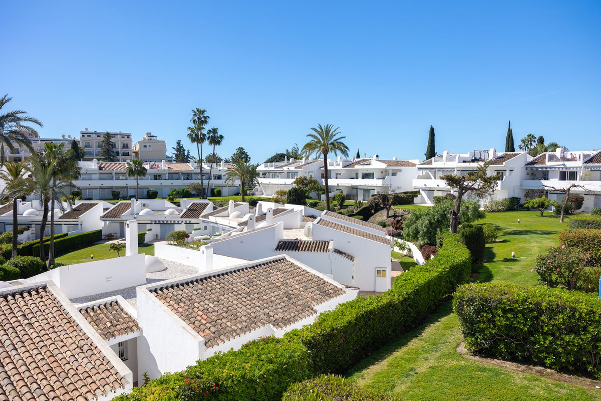 2 Bed Apartment for sale in Nueva Andalucía Costa Del Sol, Málaga, Spain
