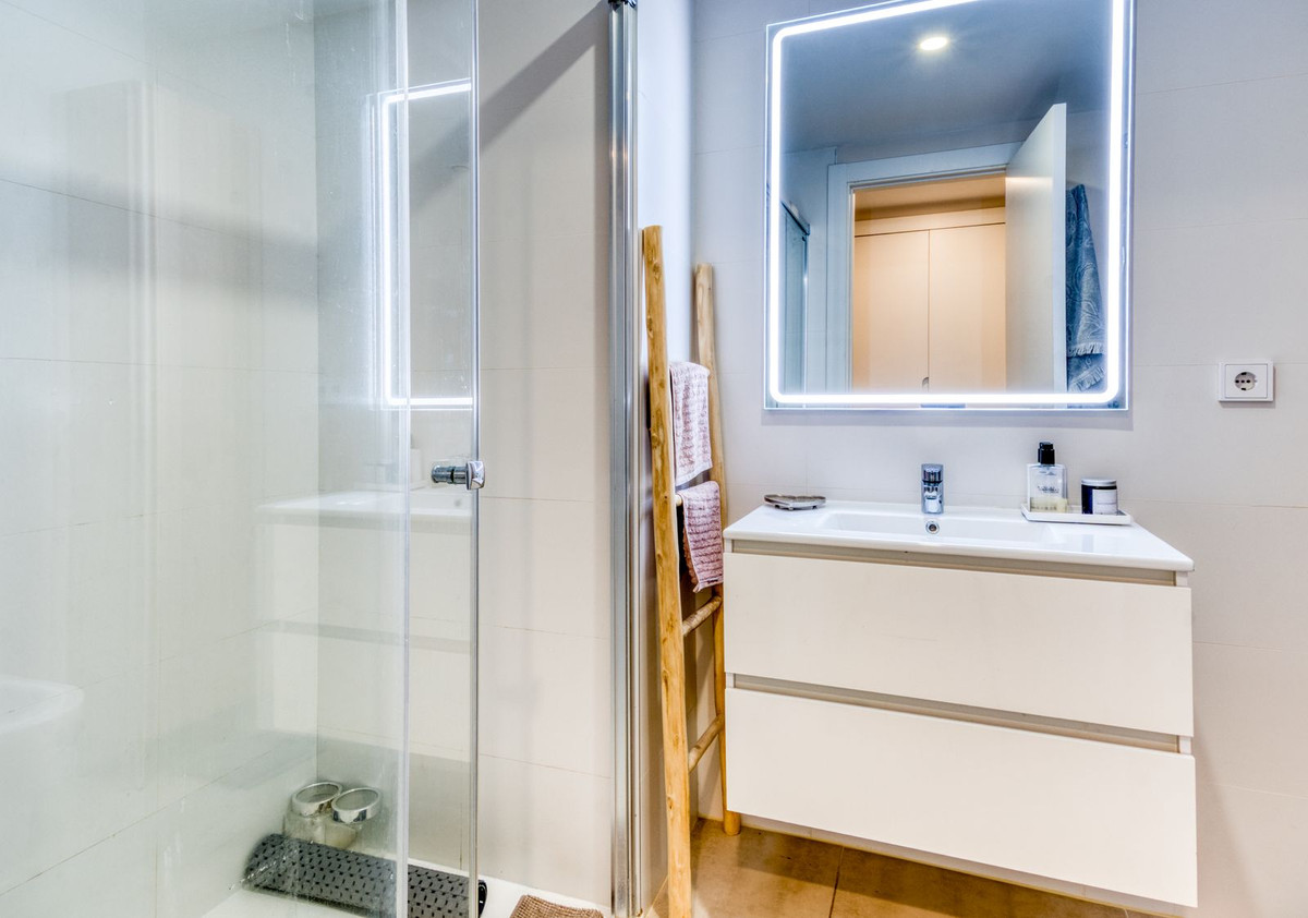 Se vende Apartamento Planta Media de 2 dormitorios en Costa Del Sol, Málaga, España