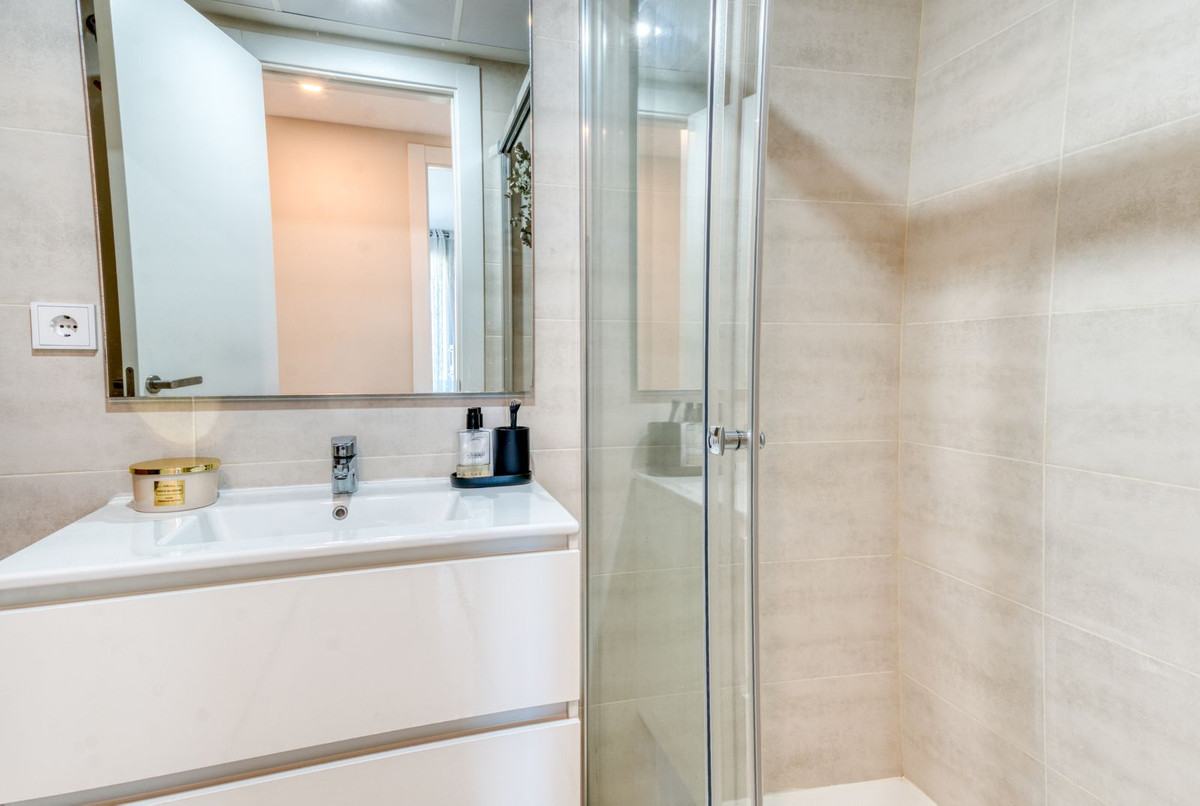 Se vende Apartamento Planta Media de 2 dormitorios en Costa Del Sol, Málaga, España