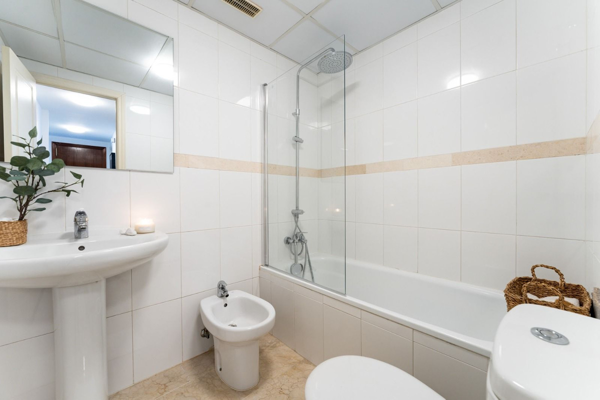Se vende Apartamento Planta Baja de 3 dormitorios en Costa Del Sol, Málaga, España