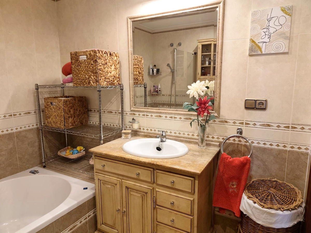 4 Bed Apartment for sale in Estepona Costa Del Sol, Málaga, Spain