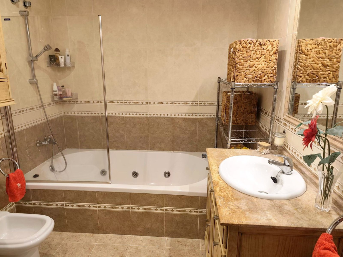 4 Bed Apartment for sale in Estepona Costa Del Sol, Málaga, Spain