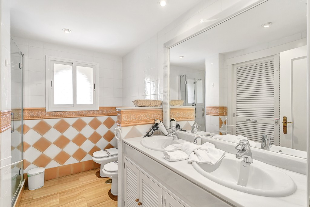 3 Bed Apartment for sale in Marbella Costa Del Sol, Málaga, Spain