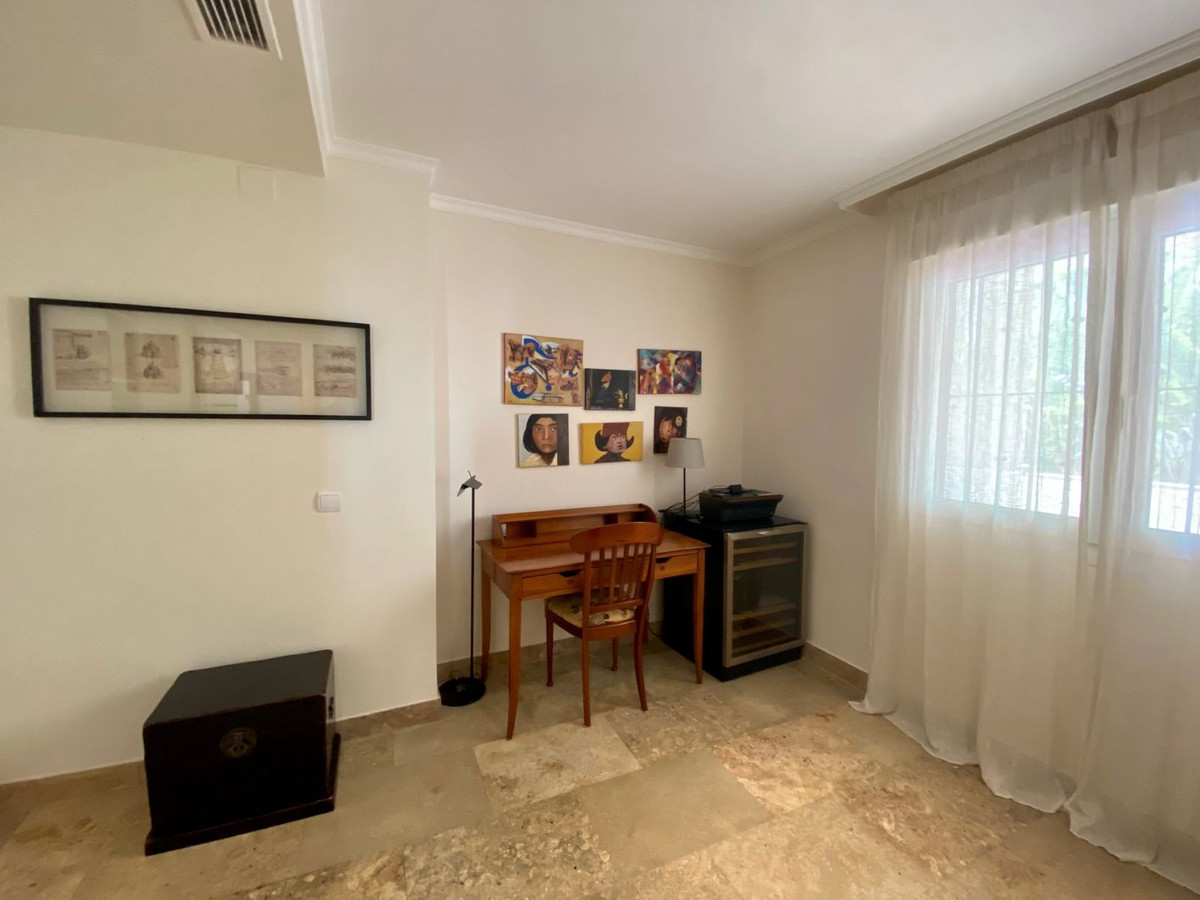 3 Bed Apartment for sale in The Golden Mile Costa Del Sol, Málaga, Spain