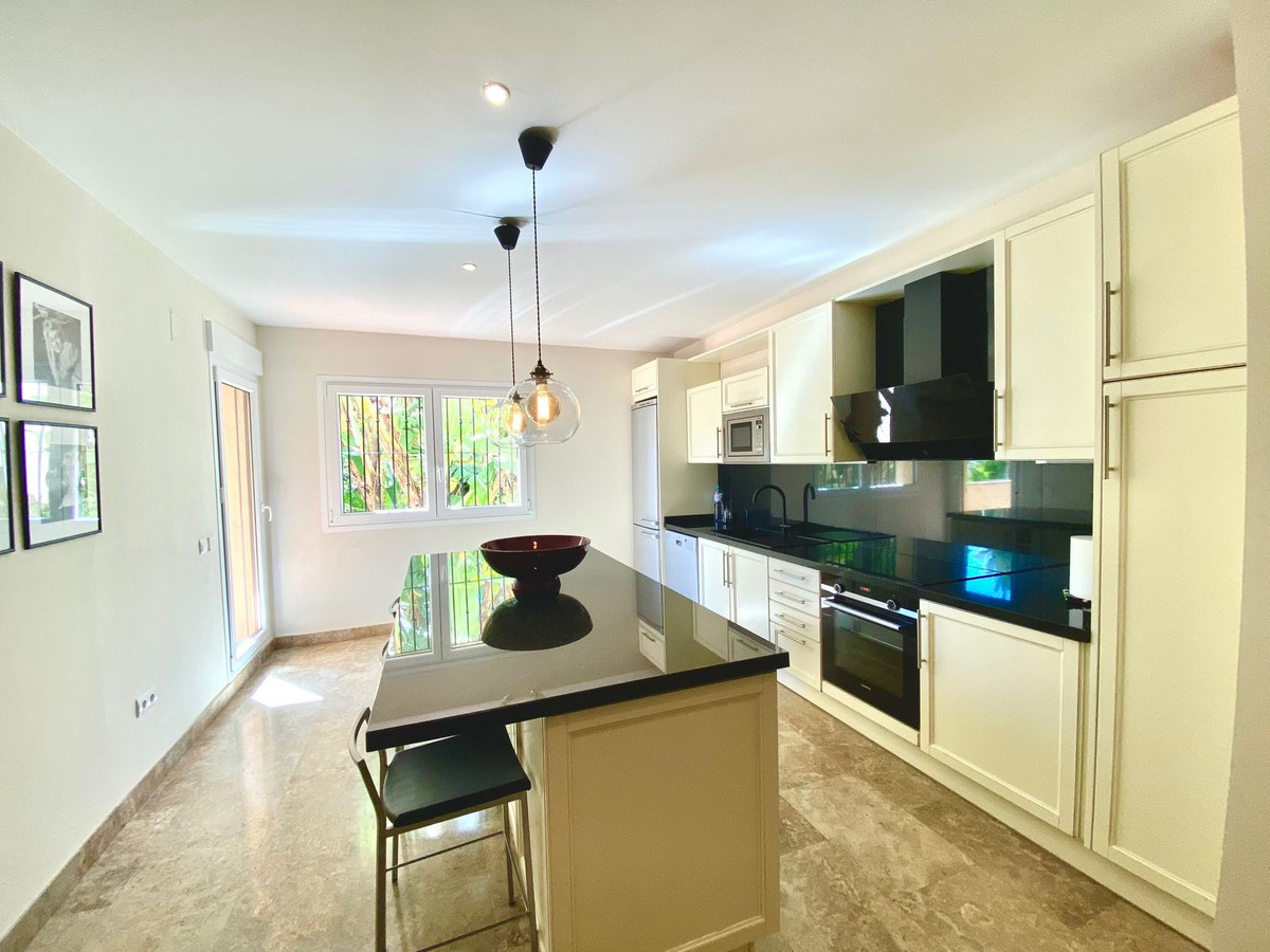 3 Bed Apartment for sale in The Golden Mile Costa Del Sol, Málaga, Spain