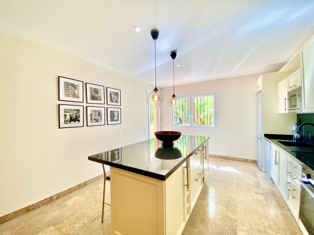 3 Bed Apartment for sale in The Golden Mile Costa Del Sol, Málaga, Spain