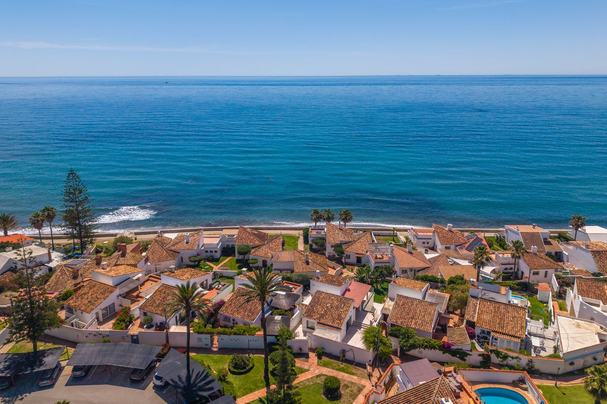 Se vende Villa - Chalet de 3 dormitorios en Costa Del Sol, Málaga, España