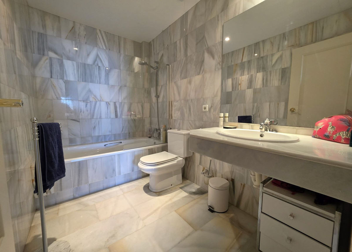 Se vende Apartamento Planta Media de 2 dormitorios en Costa Del Sol, Málaga, España