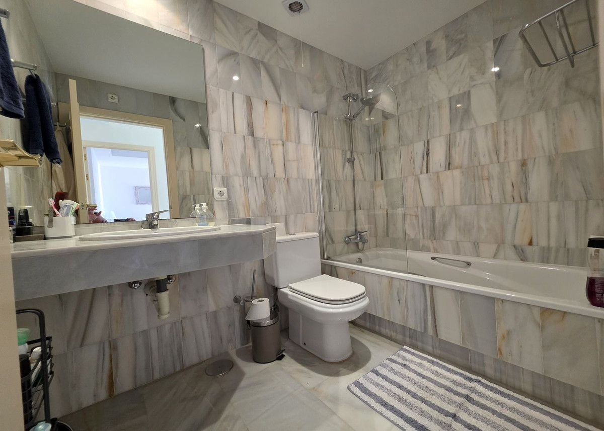 Se vende Apartamento Planta Media de 2 dormitorios en Costa Del Sol, Málaga, España