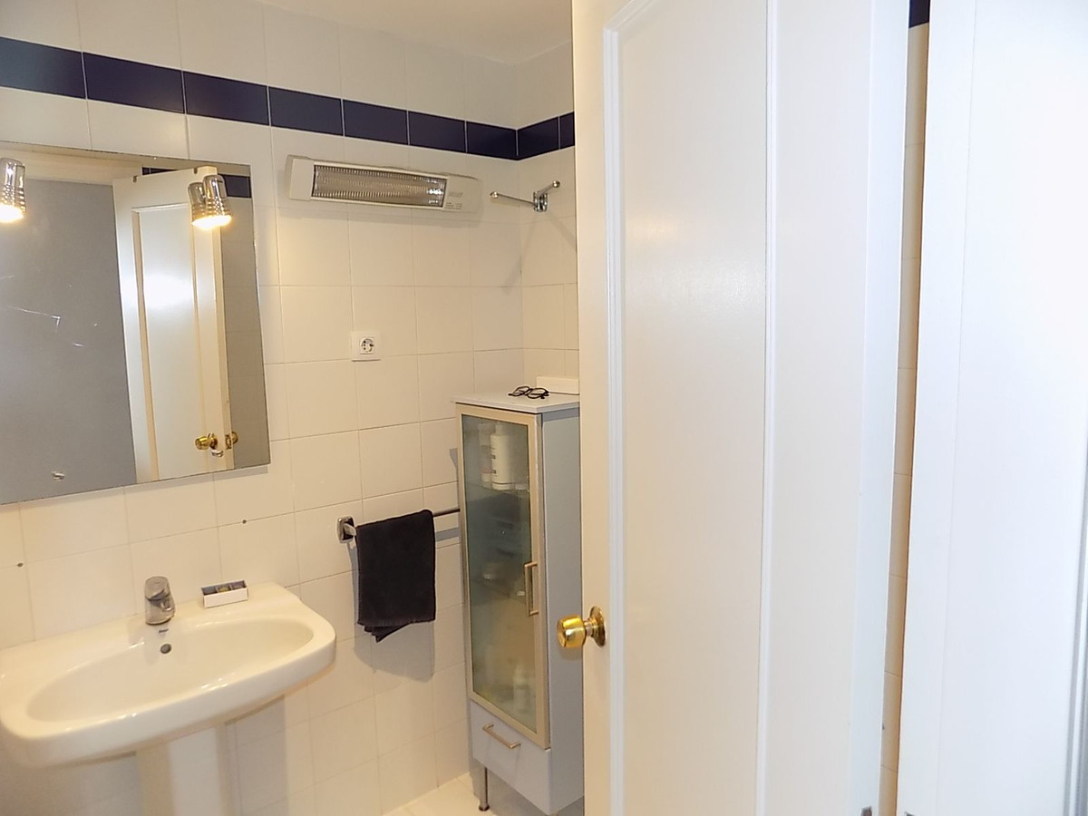 Se vende Apartamento Planta Media de 2 dormitorios en Costa Del Sol, Málaga, España