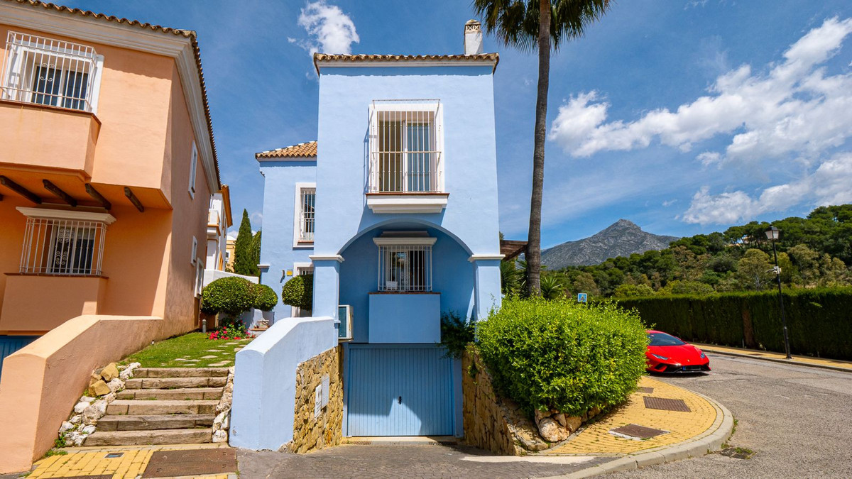 2 Bed Townhouse for sale in Nueva Andalucía Costa Del Sol, Málaga, Spain