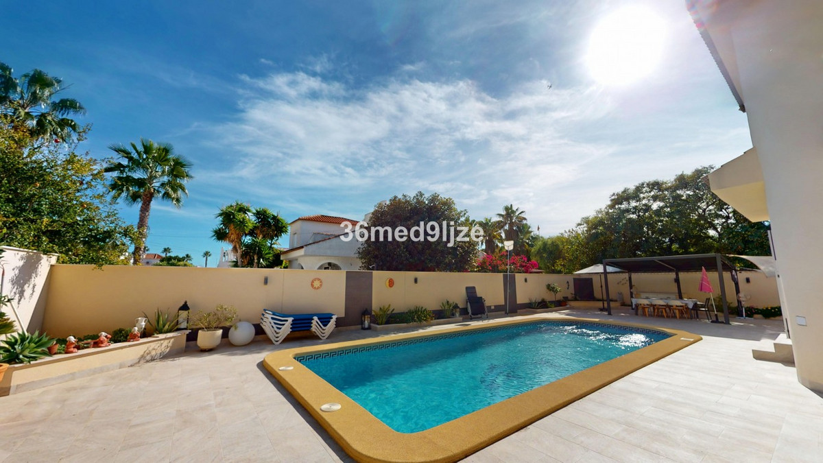 Se vende Villa - Chalet de 5 dormitorios en Costa Calida, Murcia, España