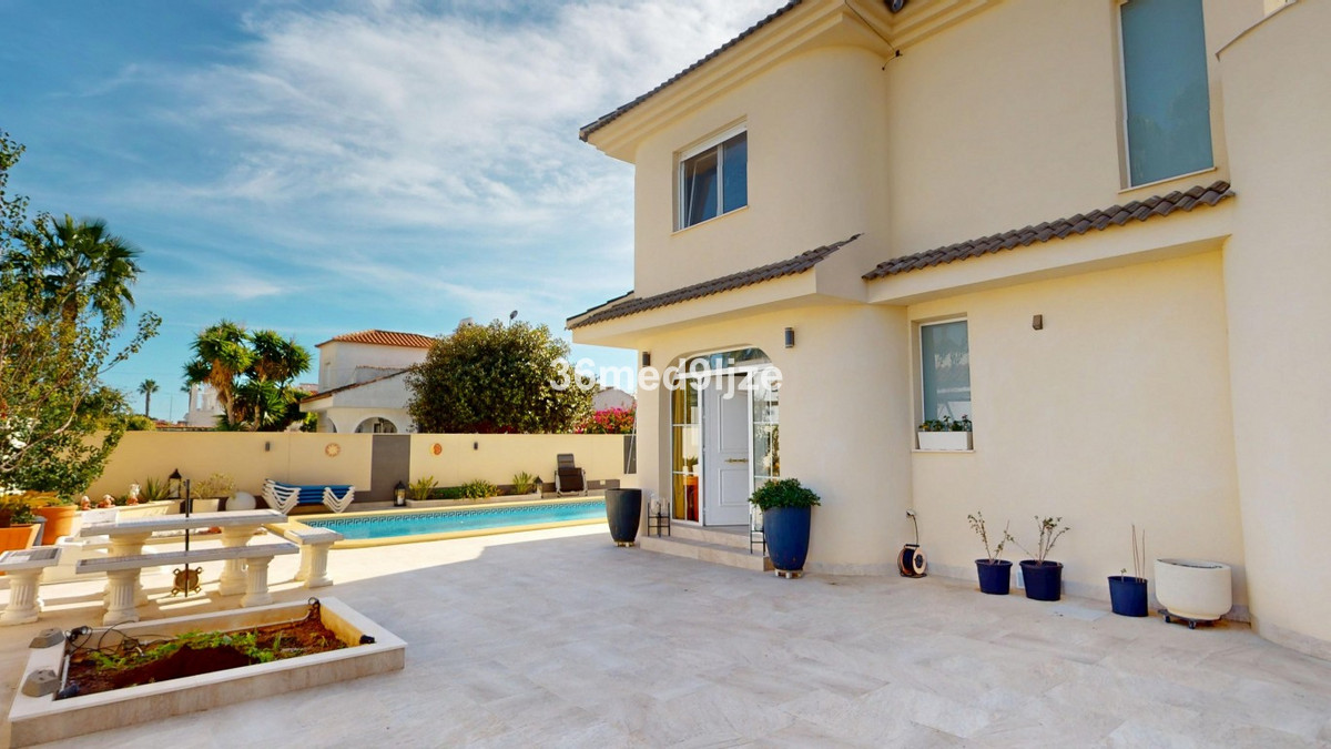 Se vende Villa - Chalet de 5 dormitorios en Costa Calida, Murcia, España