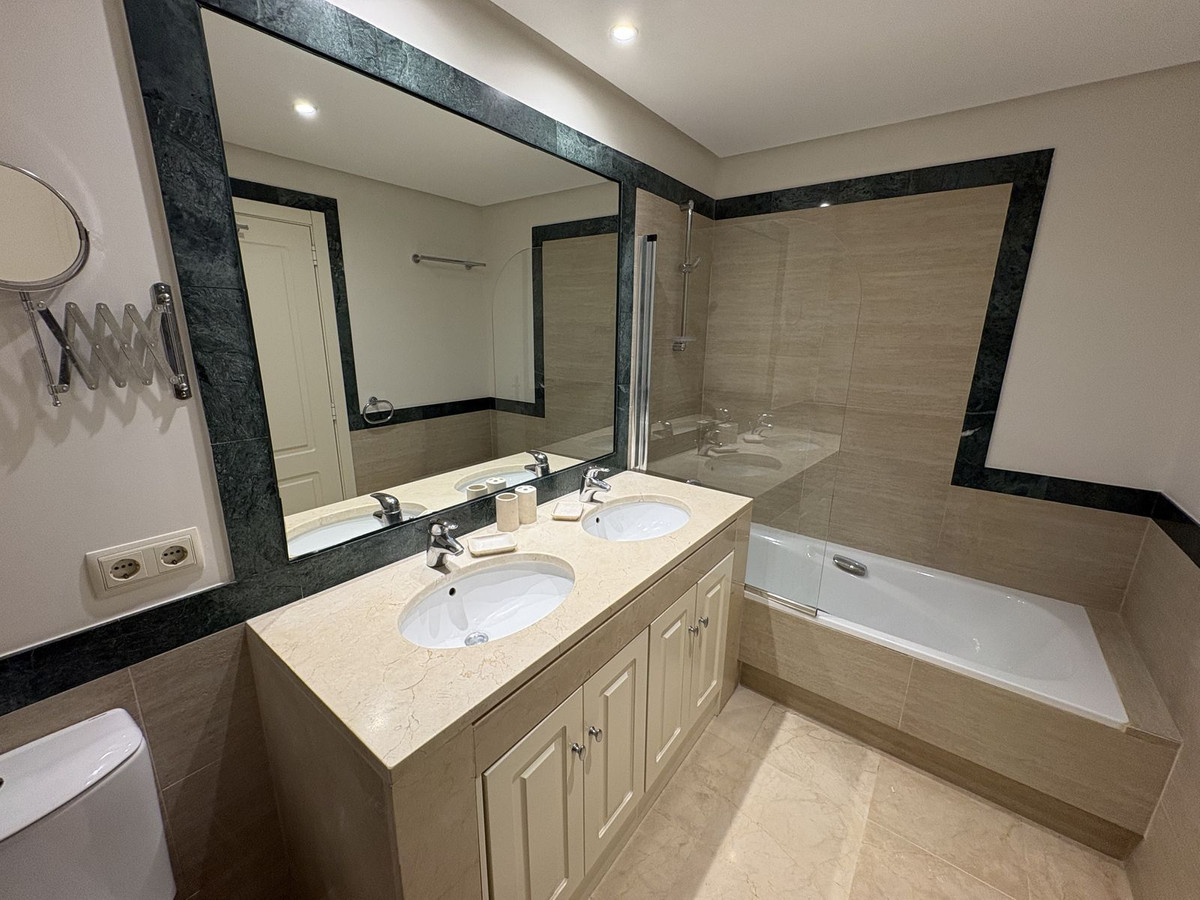 2 Bed Apartment for sale in La Quinta Costa Del Sol, Málaga, Spain