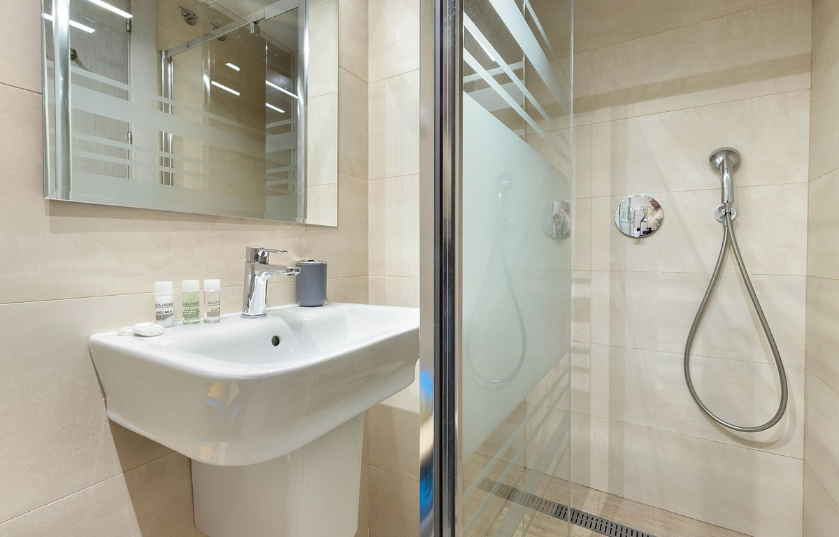 Se vende Apartamento Planta Media de 2 dormitorios en Costa Del Sol, Málaga, España
