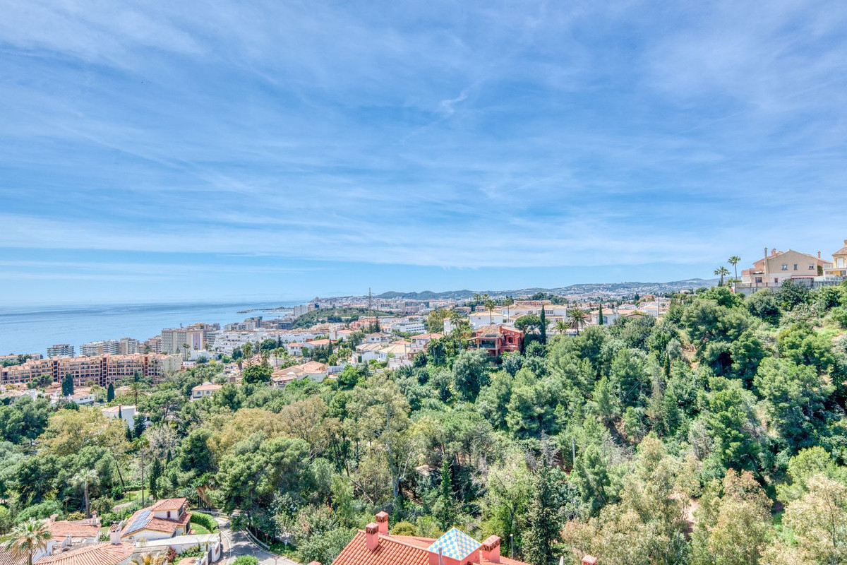 3 Bed Apartment for sale in Fuengirola Costa Del Sol, Málaga, Spain