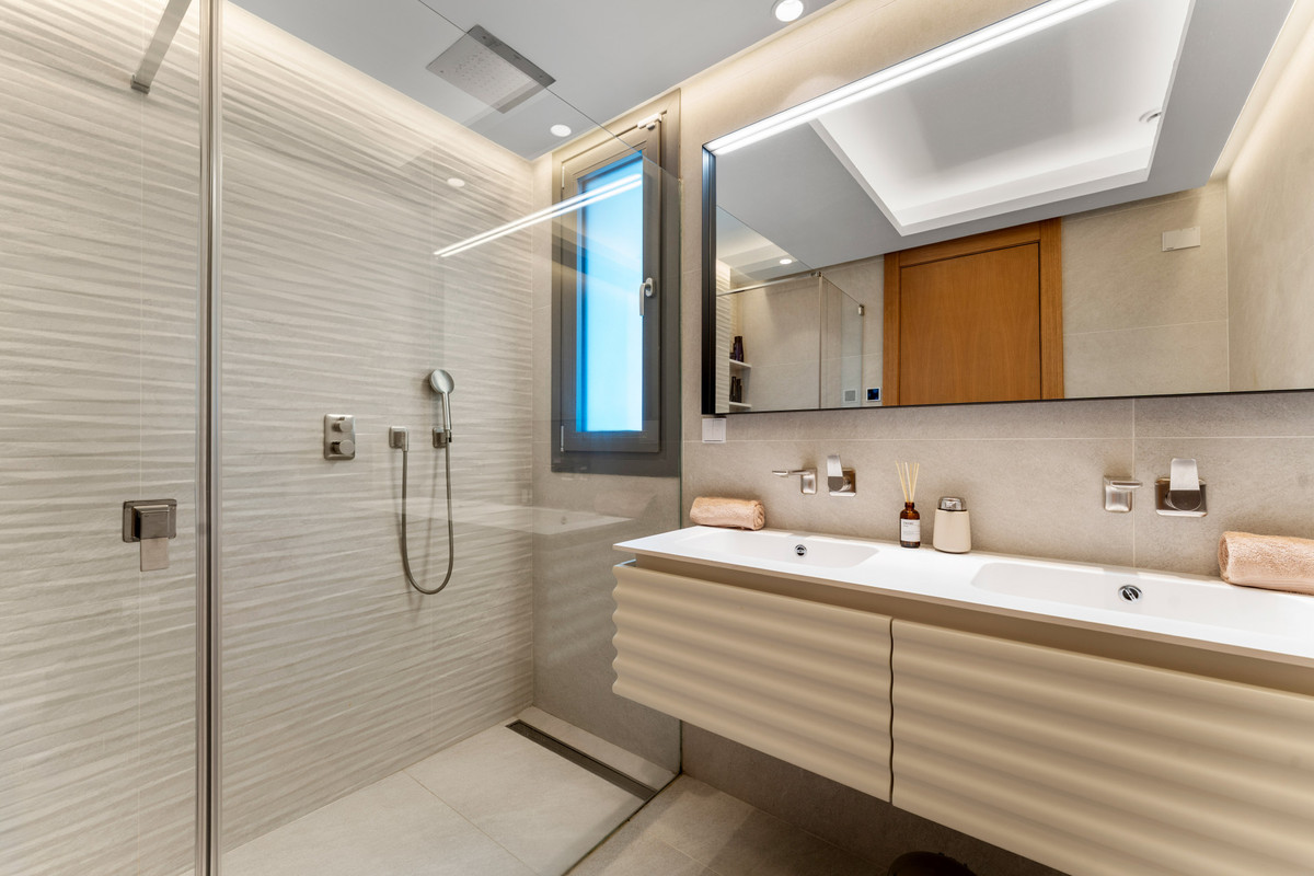 3 Bed Apartment for sale in Benahavís Costa Del Sol, Málaga, Spain