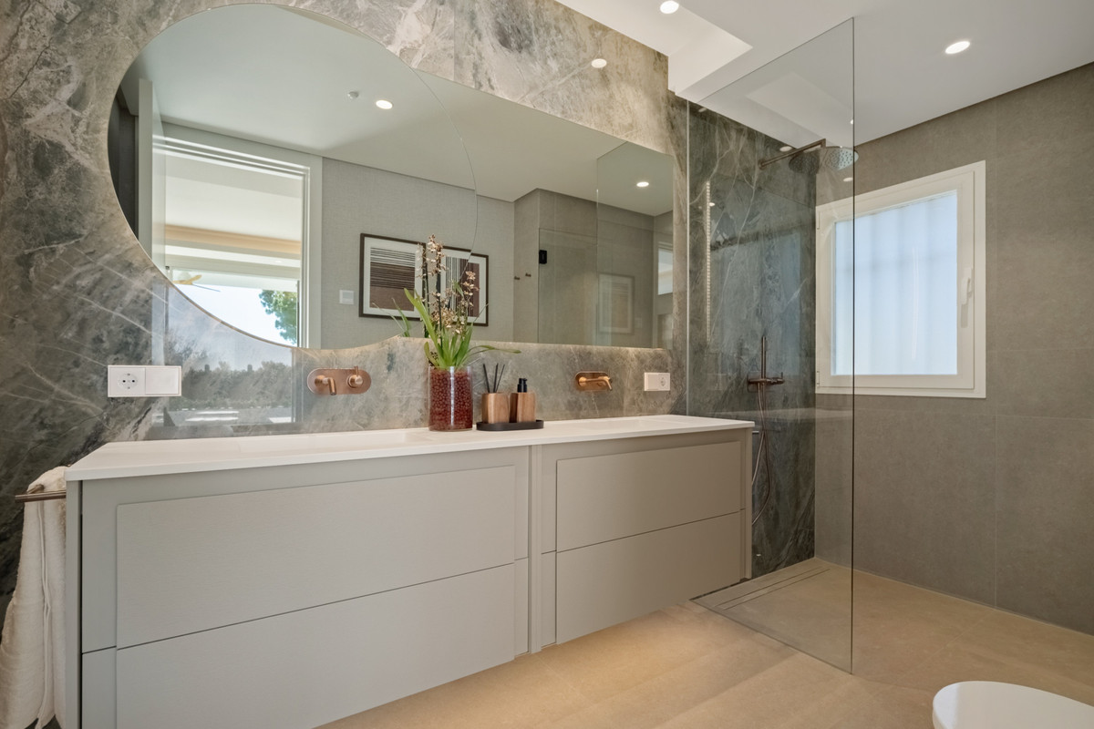 4 Bed Apartment for sale in The Golden Mile Costa Del Sol, Málaga, Spain