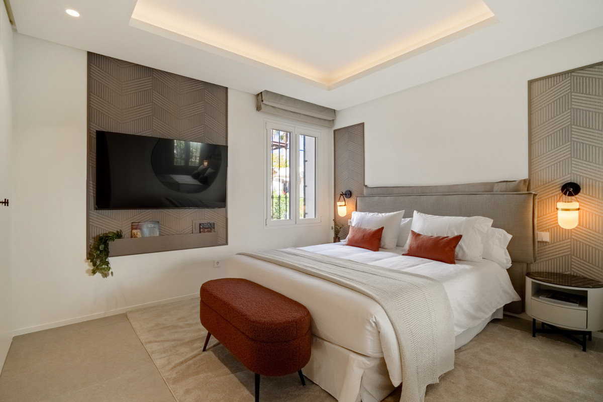 4 Bed Apartment for sale in The Golden Mile Costa Del Sol, Málaga, Spain