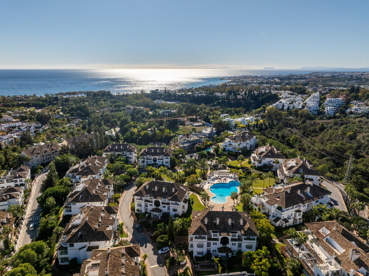 4 Bed Apartment for sale in The Golden Mile Costa Del Sol, Málaga, Spain