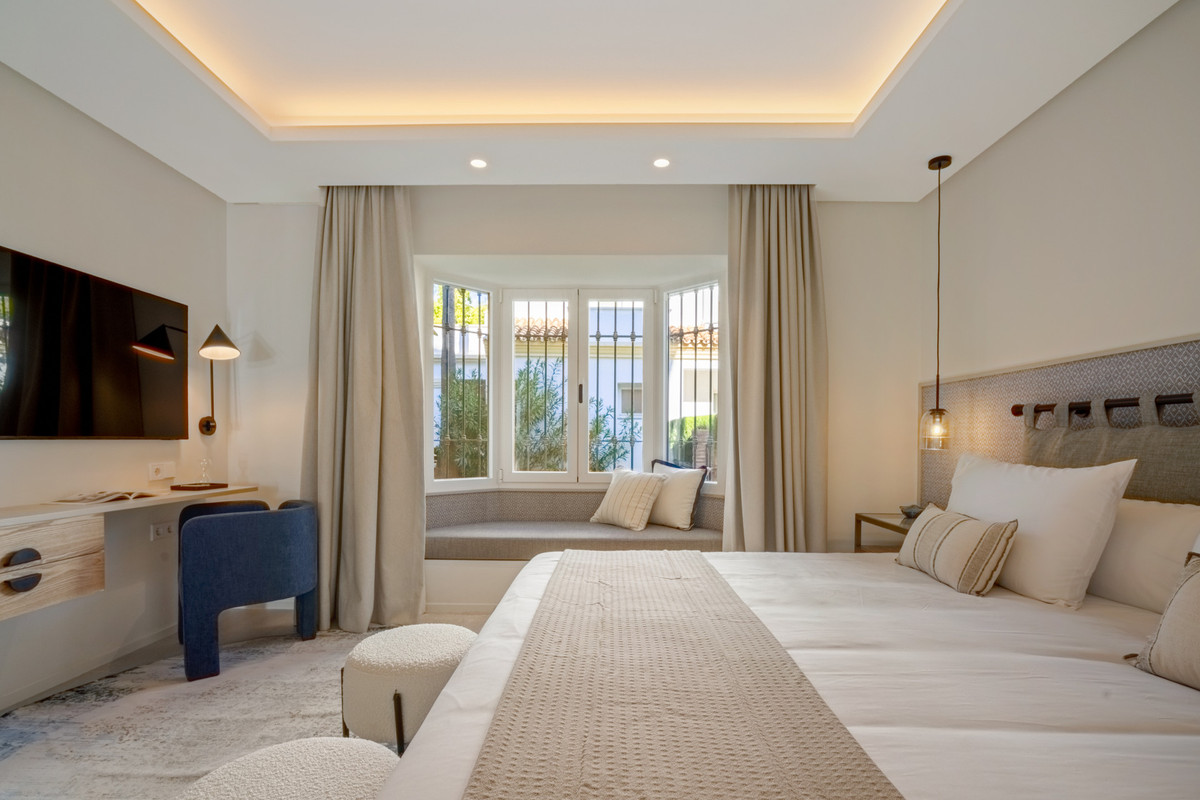 4 Bed Apartment for sale in The Golden Mile Costa Del Sol, Málaga, Spain