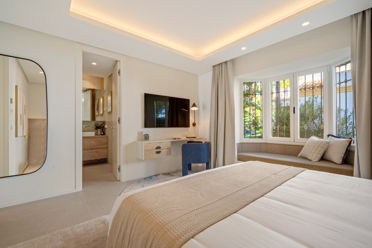 4 Bed Apartment for sale in The Golden Mile Costa Del Sol, Málaga, Spain
