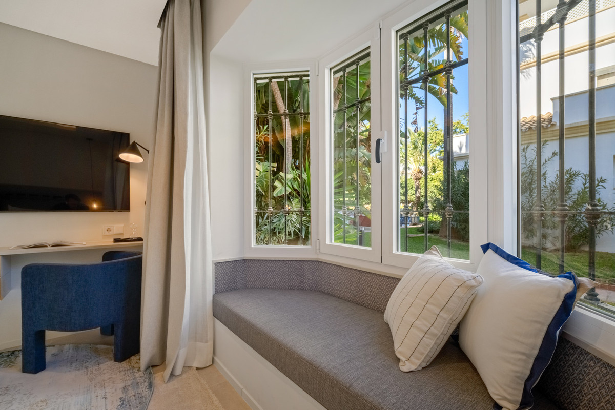 4 Bed Apartment for sale in The Golden Mile Costa Del Sol, Málaga, Spain