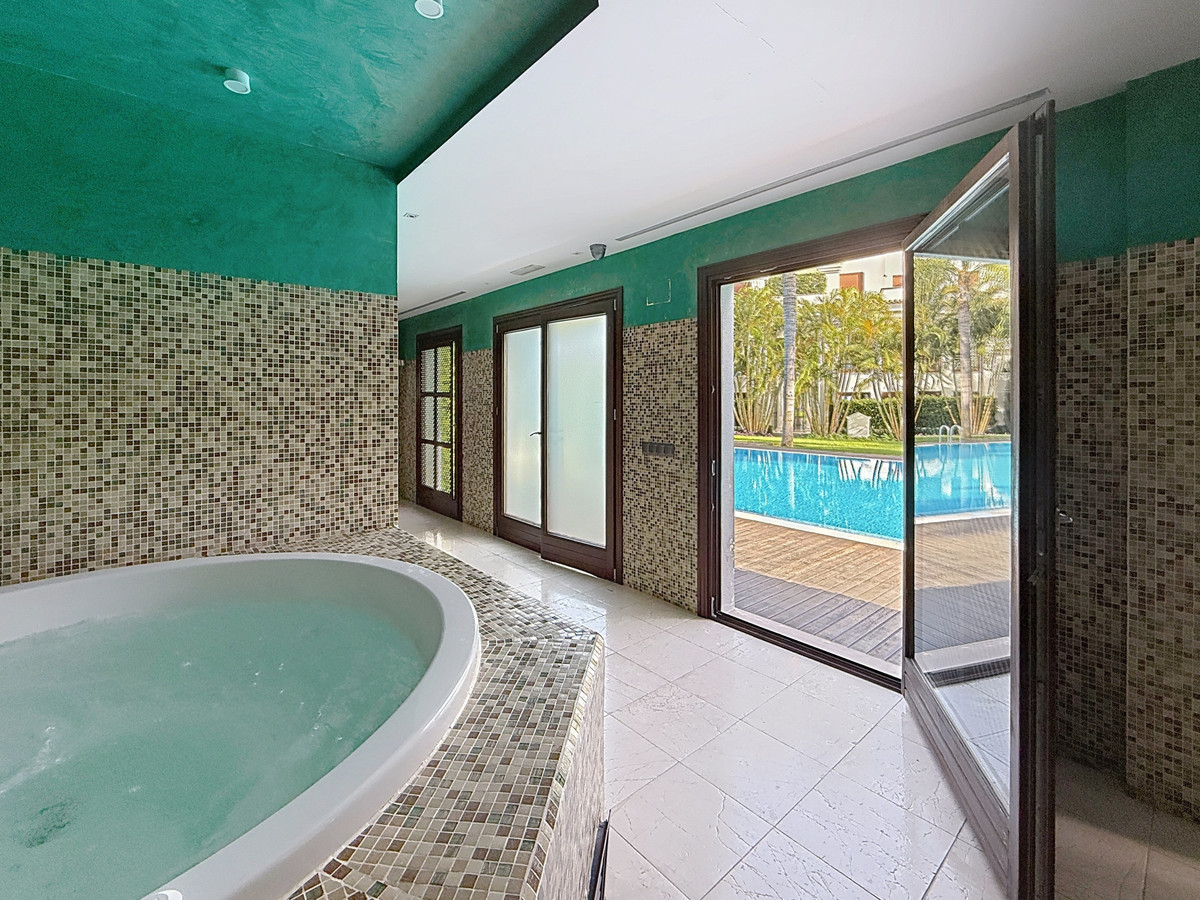 2 Bed Apartment for sale in Estepona Costa Del Sol, Málaga, Spain