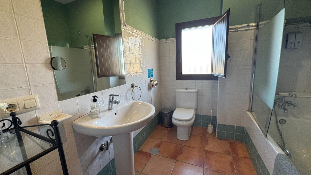 10 Bed Townhouse for sale in Teba Costa Del Sol, Málaga, Spain