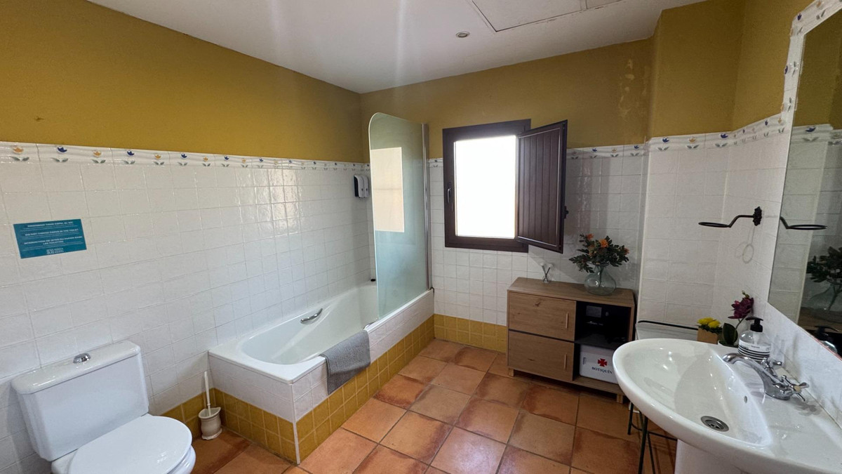 10 Bed Townhouse for sale in Teba Costa Del Sol, Málaga, Spain