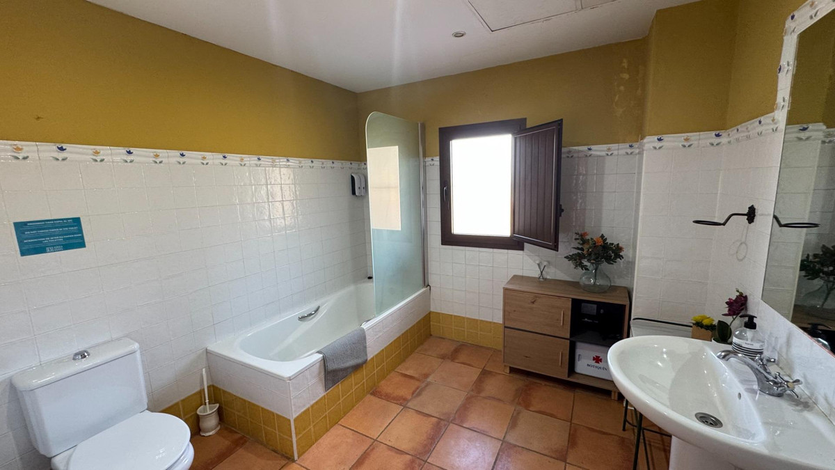 10 Bed Townhouse for sale in Teba Costa Del Sol, Málaga, Spain
