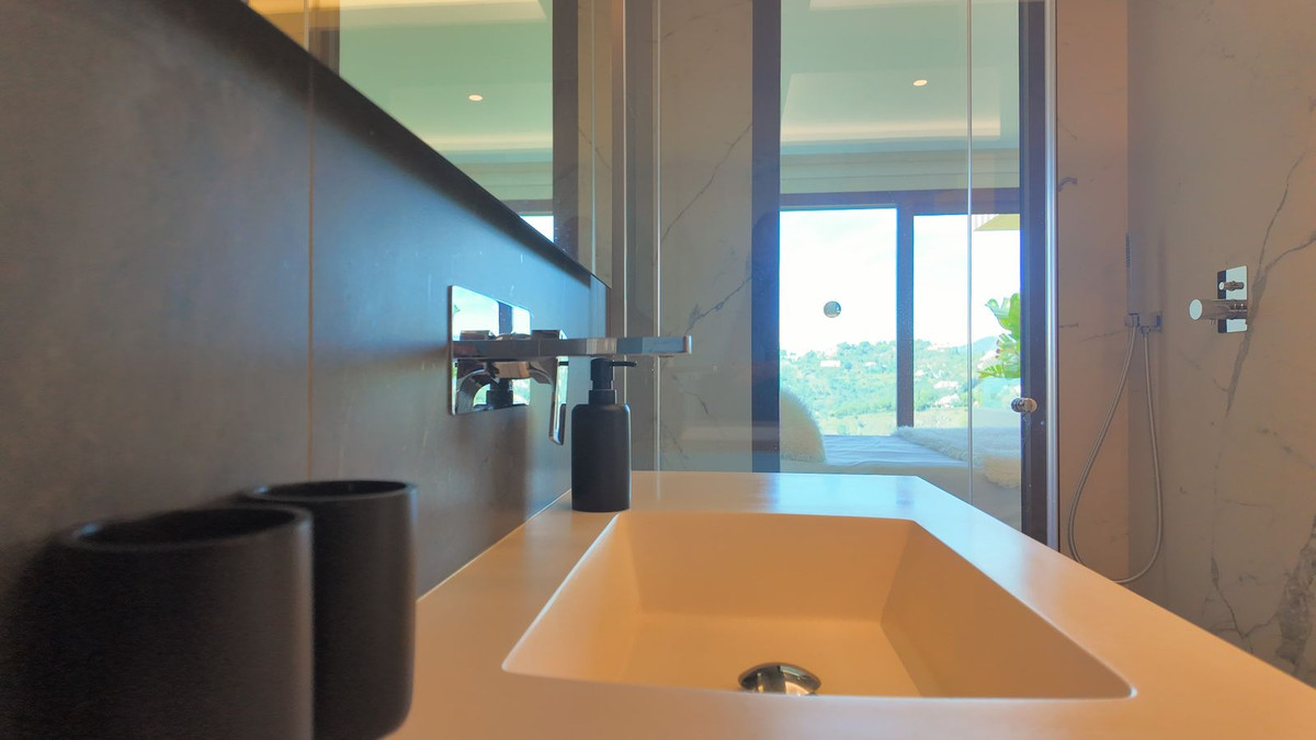 2 Bed Apartment for sale in Benahavís Costa Del Sol, Málaga, Spain