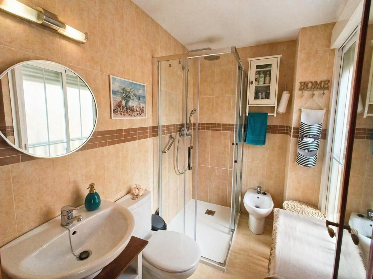 Se vende Apartamento Planta Media de 3 dormitorios en Costa Del Sol, Málaga, España