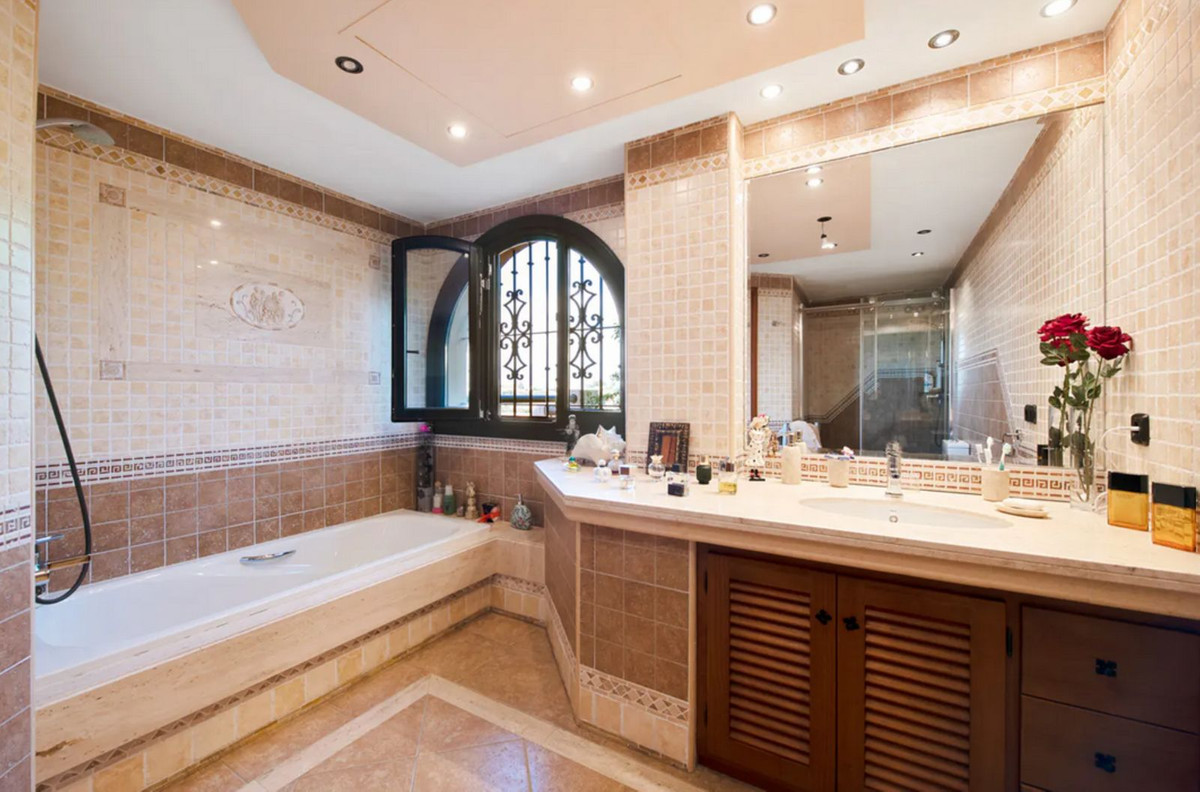 Se vende Villa - Chalet de 6 dormitorios en Costa Del Sol, Málaga, España