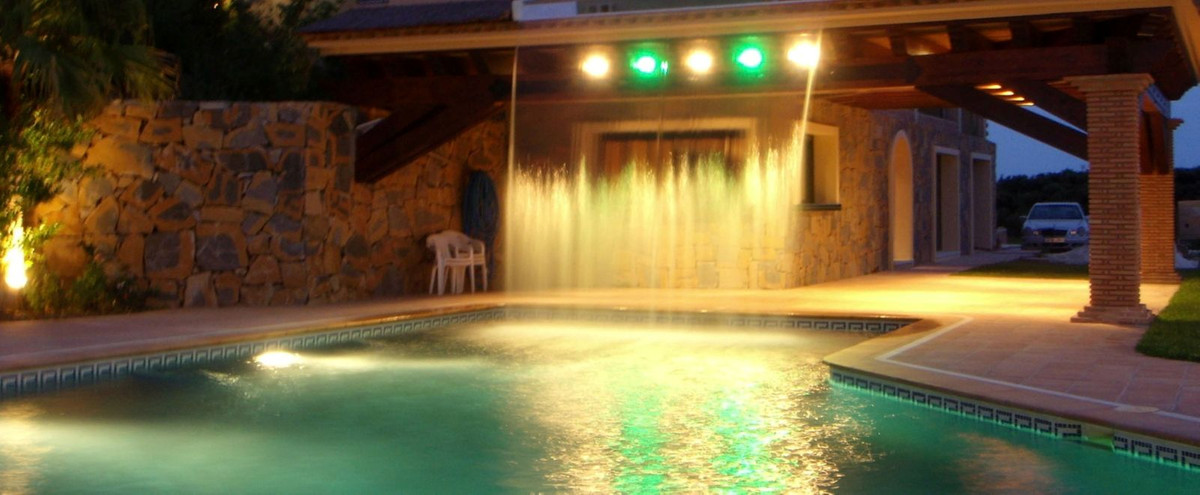 Se vende Villa - Chalet de 6 dormitorios en Costa Del Sol, Málaga, España