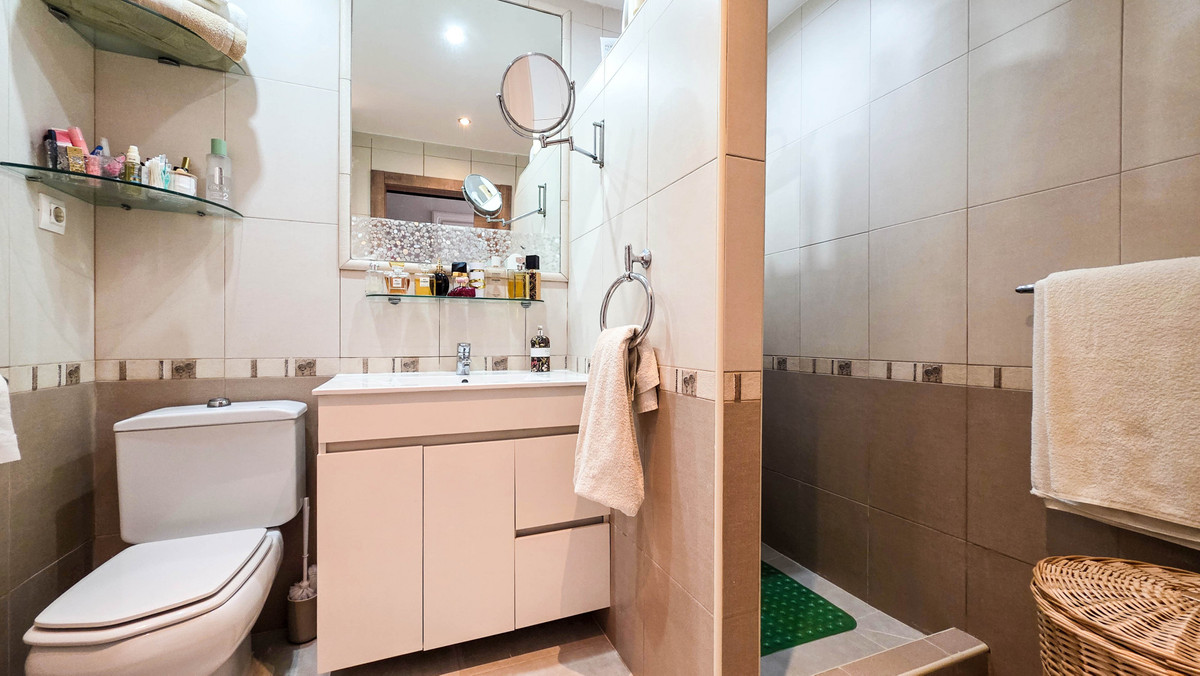 3 Bed Apartment for sale in La Duquesa Costa Del Sol, Málaga, Spain
