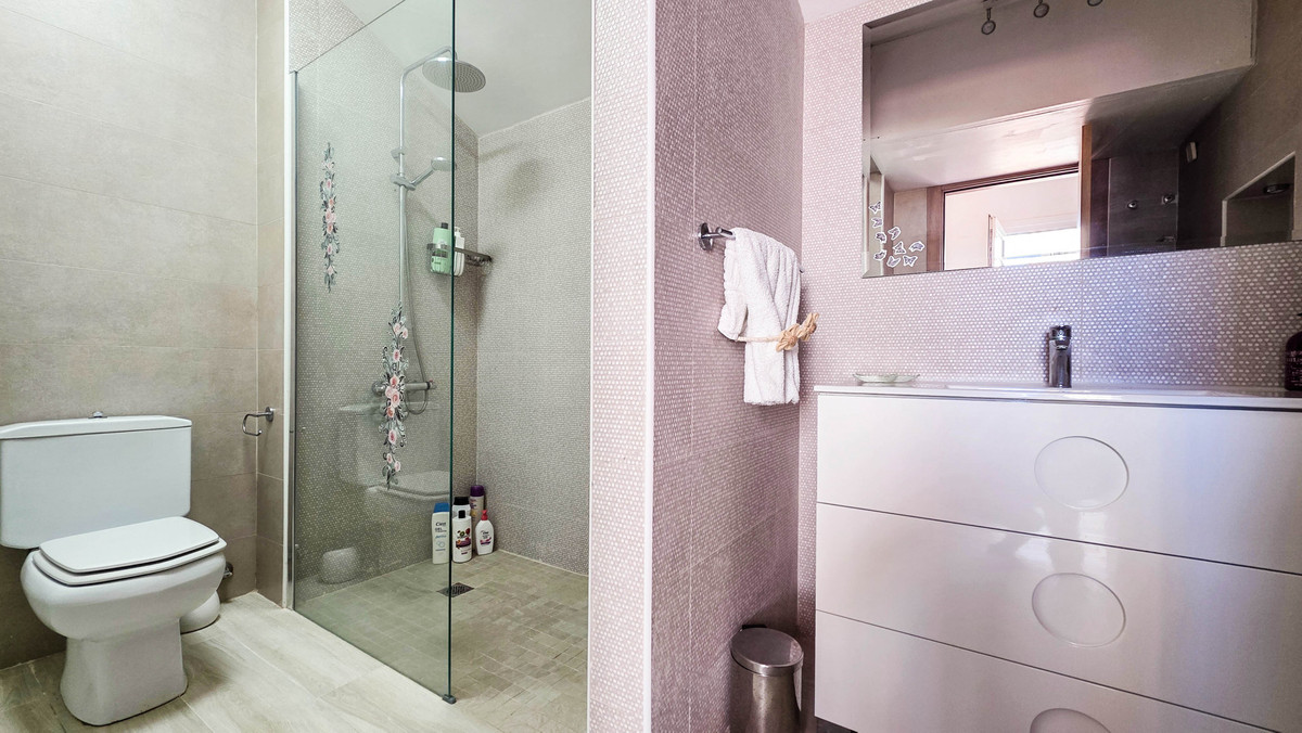 3 Bed Apartment for sale in La Duquesa Costa Del Sol, Málaga, Spain