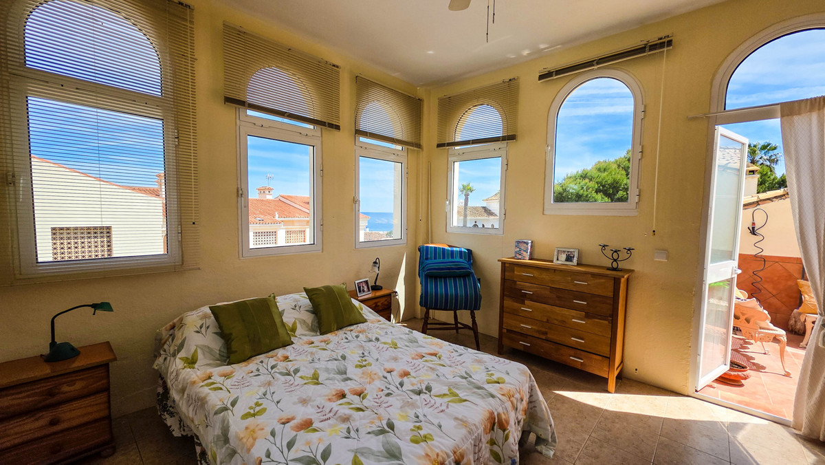 3 Bed Apartment for sale in La Duquesa Costa Del Sol, Málaga, Spain